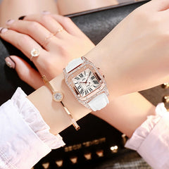 Relógio feminino elegante quadrado com strass.